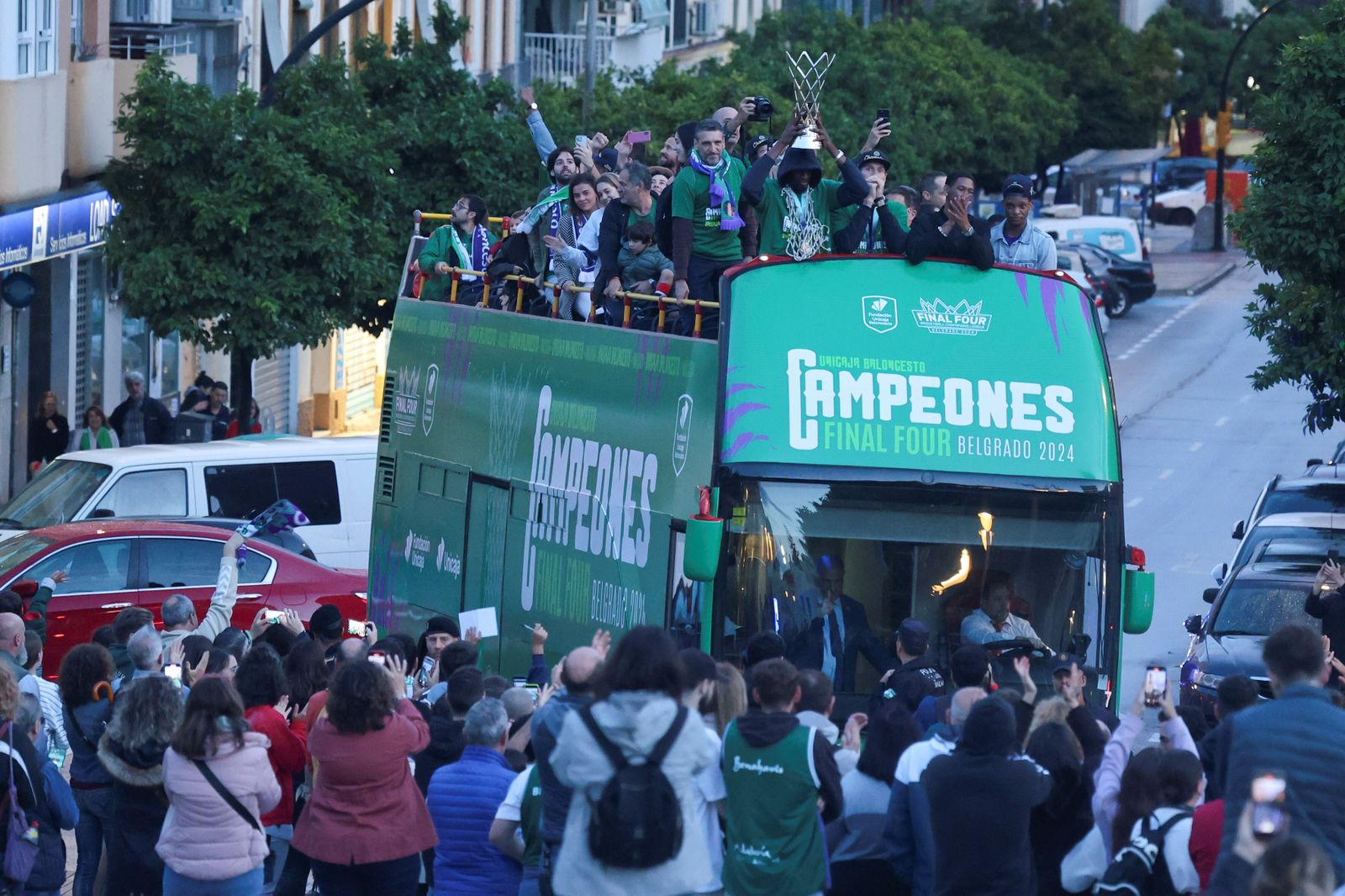 El Unicaja celebra en las calles de Málaga el título de la BCL