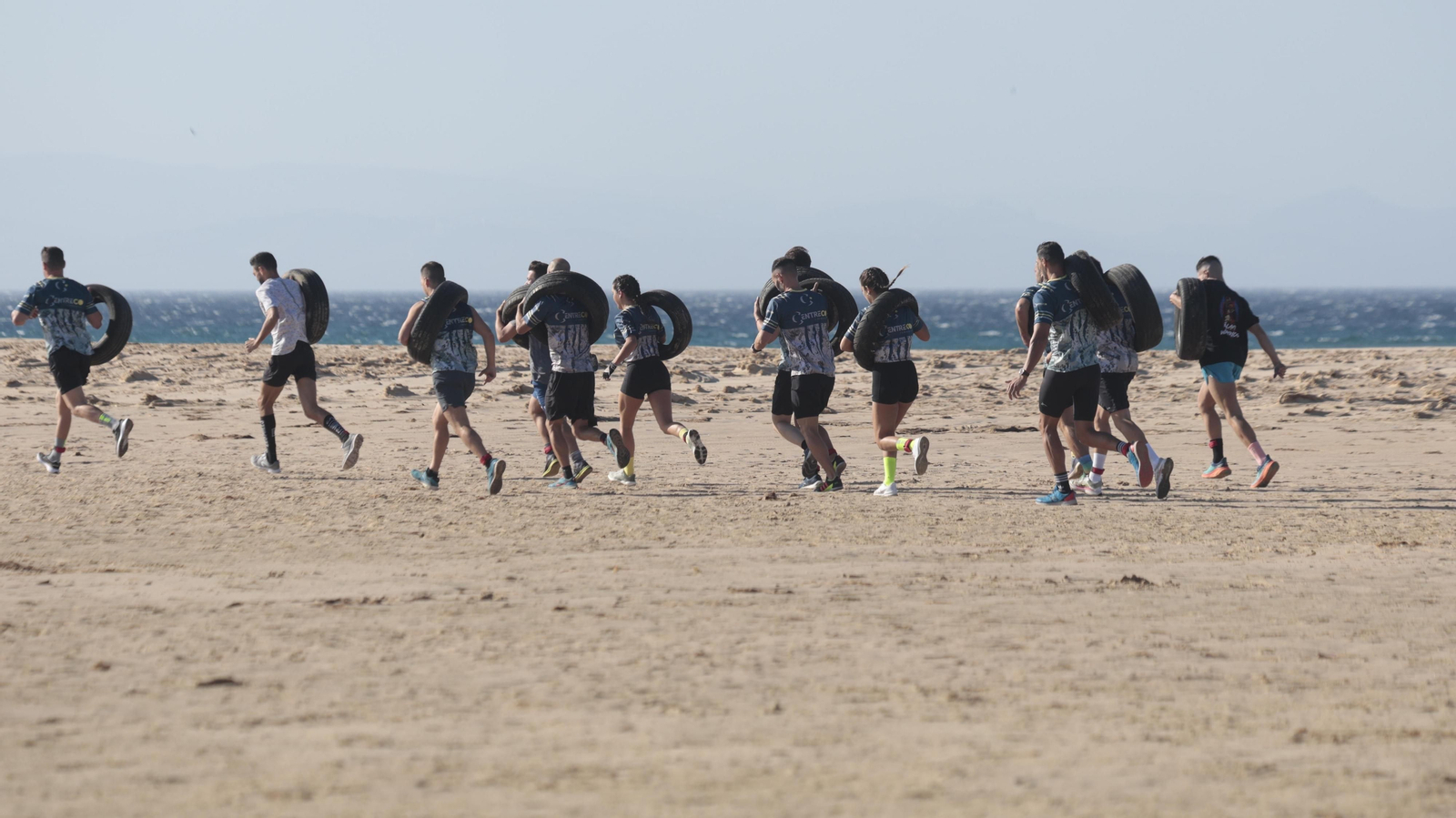 Carrera de obstáculos Adrenaline Race, en la playa de los Lances, en imágenes