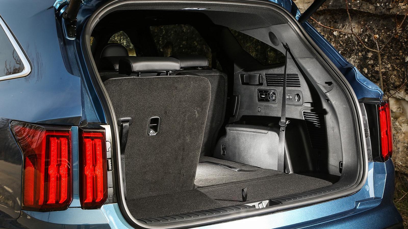 El maletero cuenta con la misma capacidad que el HEV y unos pocos litros menos que el Diesel.