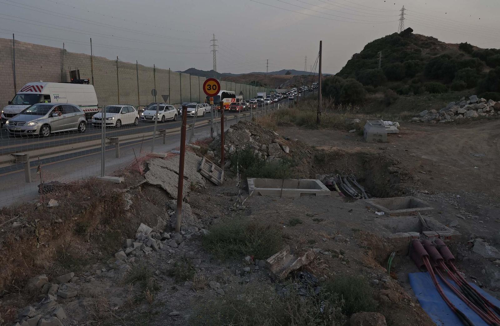 Fotos del colapso de tráfico en la N-340 por las obras del Acceso Sur de Algeciras
