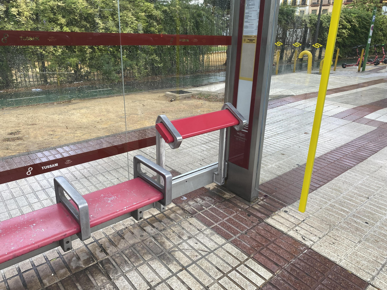 Parada de Tussam con la nueva modalidad de asientos.