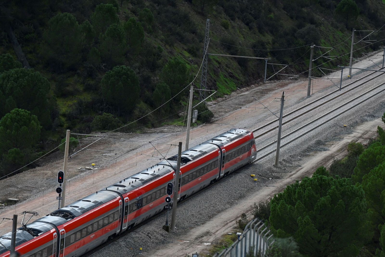 Los trenes vuelven a Adamuz un mes después de la tragedia, en imágenes