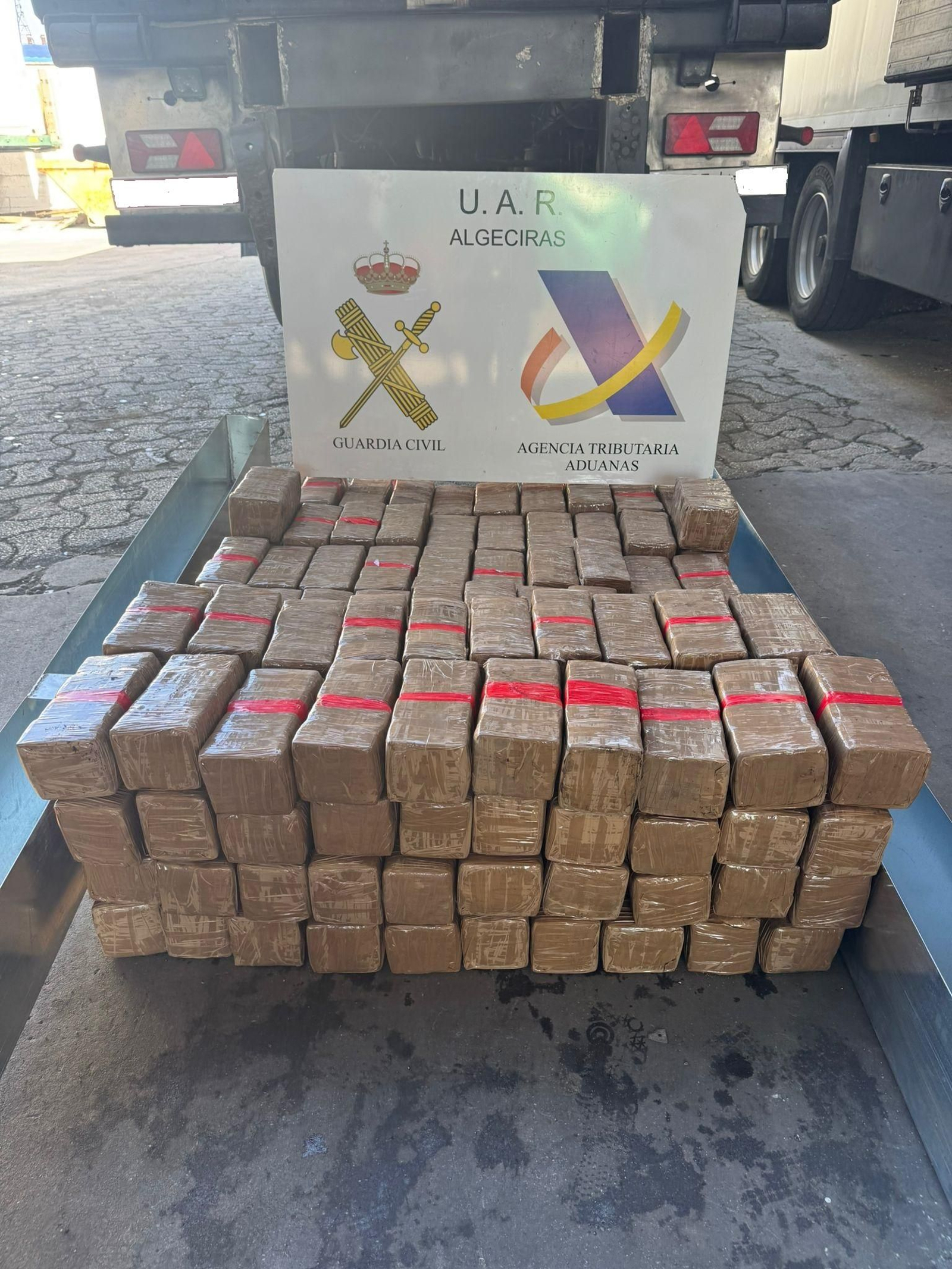 La intervención asciende a 2.133 kilos de resina de hachís, todos ellos cargados bajo el mismo método y, previsiblemente, vinculados a una misma organización criminal.