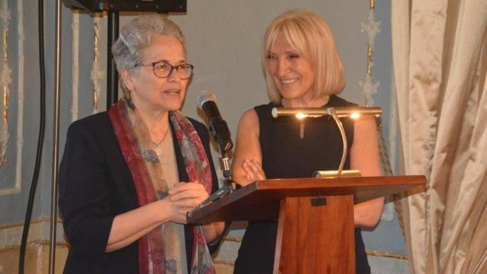 La representante de la Fundación Valvanuz, Dolores Moreno con Susi Cigüela.