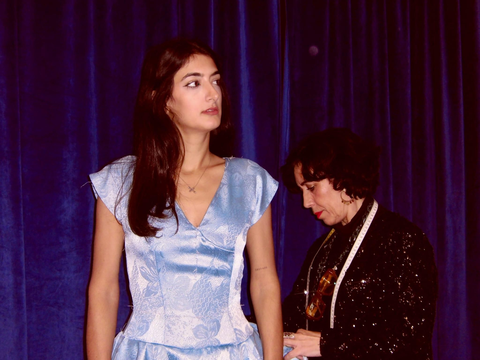 Una de las modelos con un vestido de la colección.