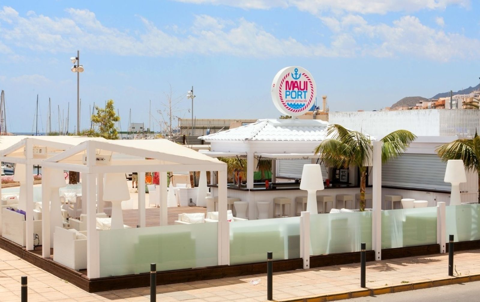 La policía precinta el local de Maui en el puerto de Garrucha.