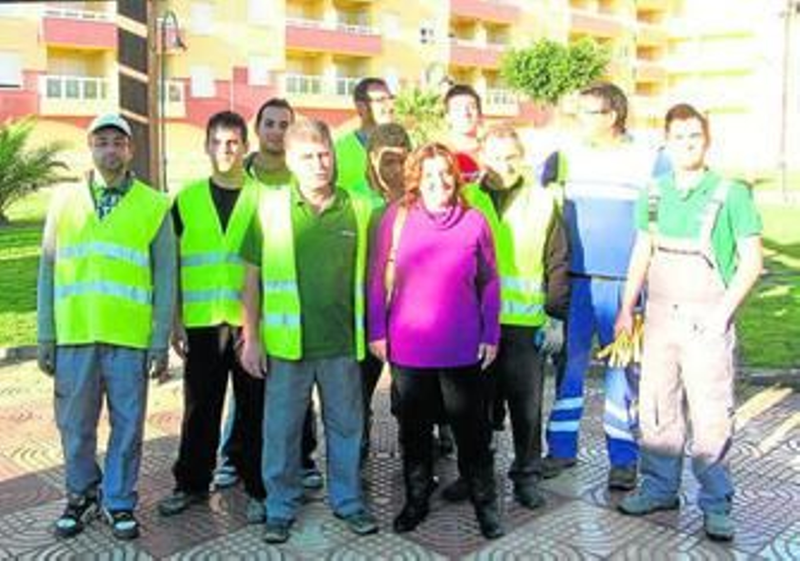 Grupo de alumnos junto a la concejal roquetera Paqui Ruano.