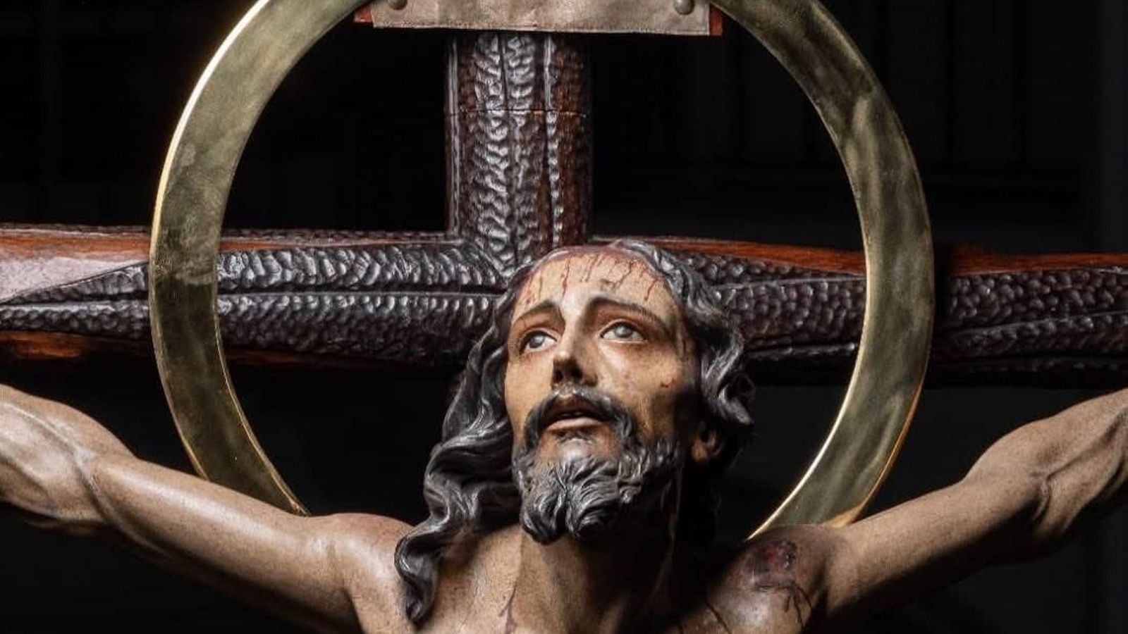 Primer plano del Cristo de las Misericordidas, de Santa Cruz, con el nimbo dorado.