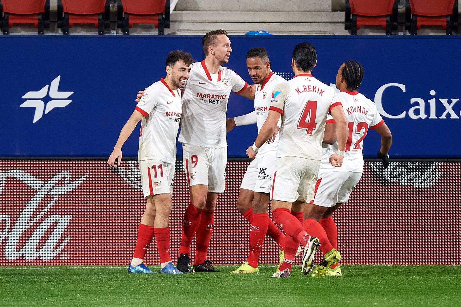 Fernando, en el centro, abraza a De Jong tras el gol de éste.