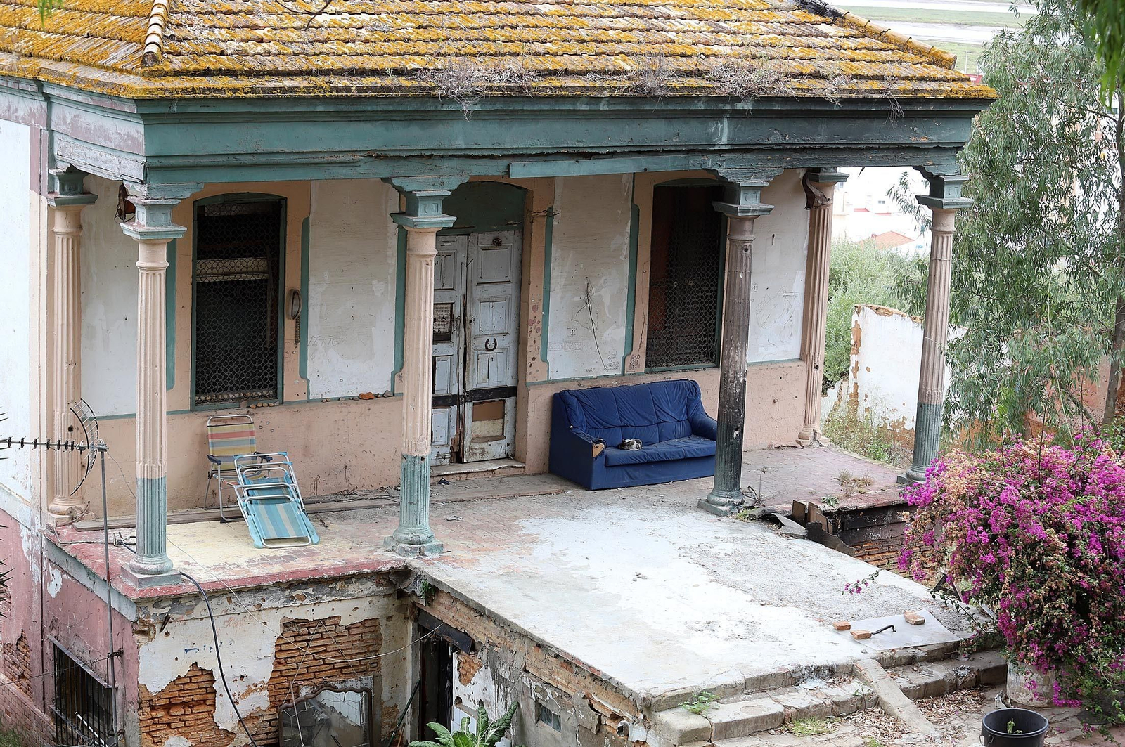 Imágenes del lamentable estado en el que se encuentra la casa  Villa Rosa en el conquero