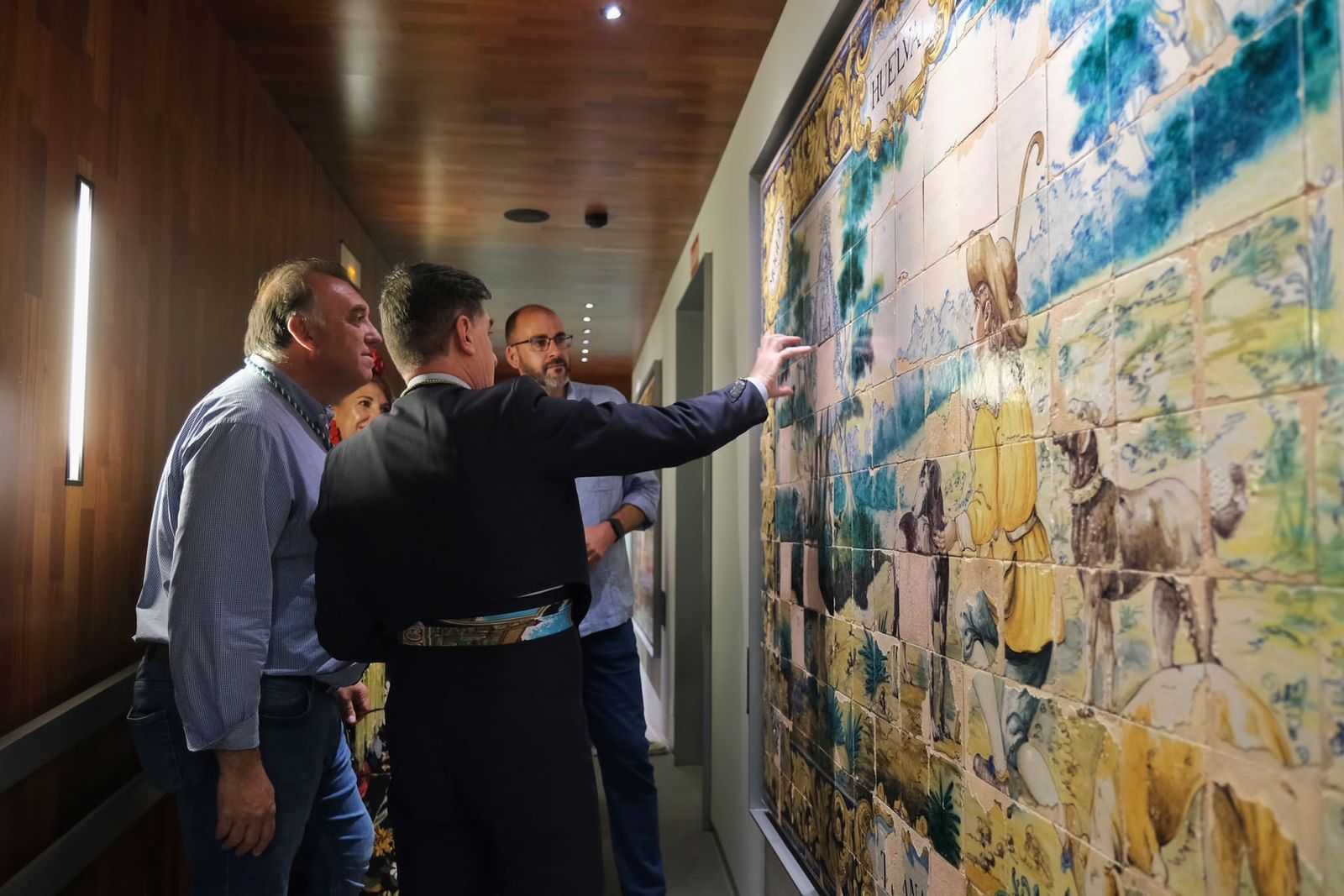 Arturo Bernal atiende a las explicaciones de Santiago Padilla.