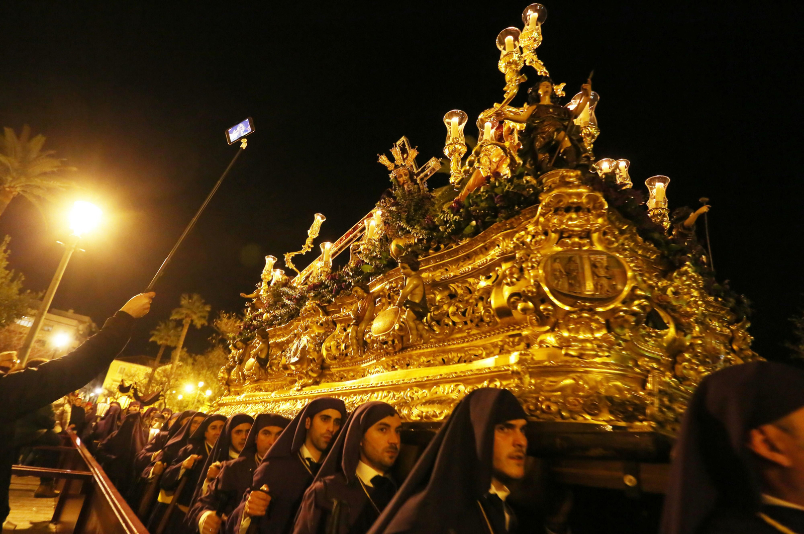 Cargadores portando a Jesús Nazareno.