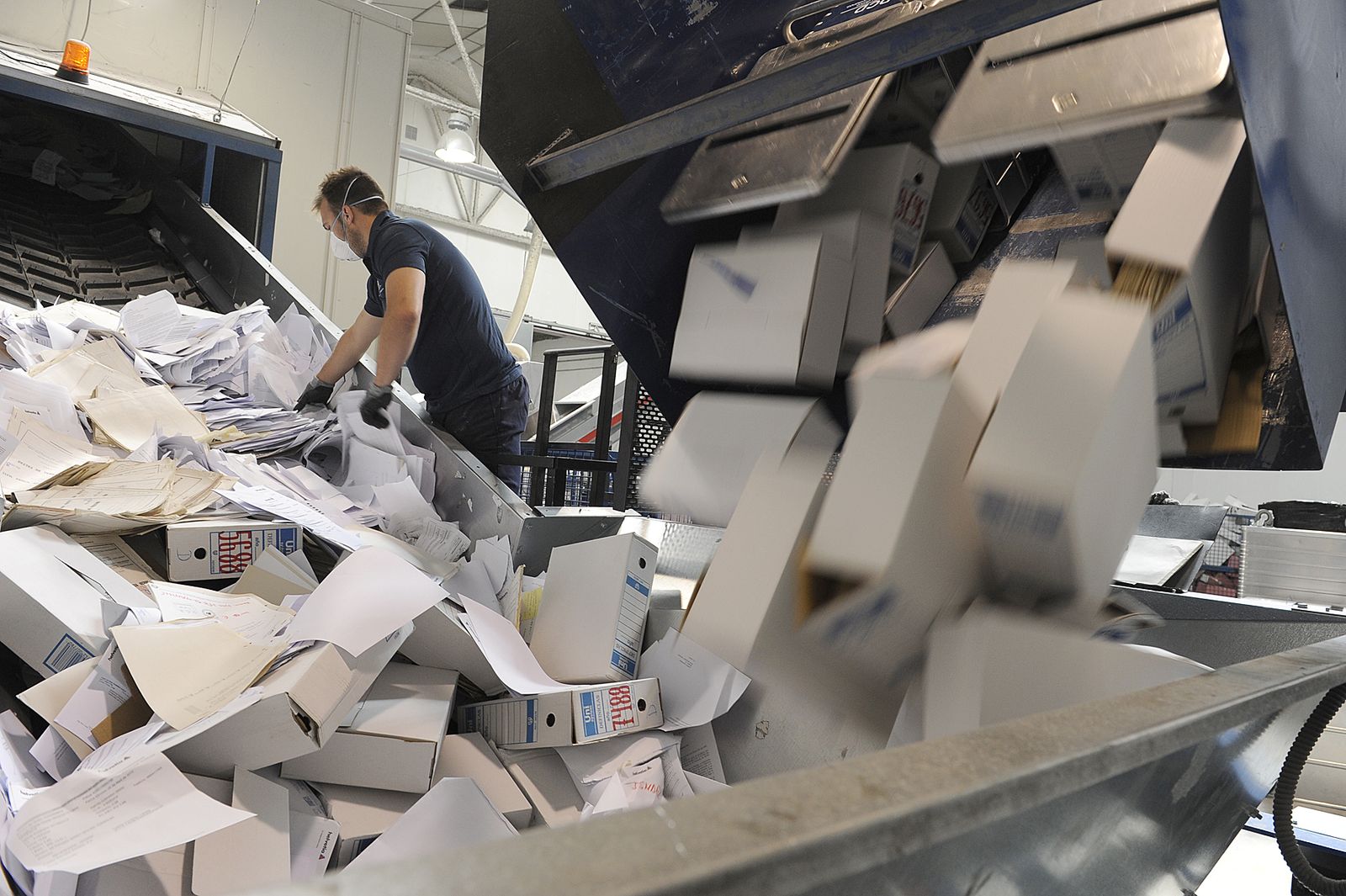 Destrucción de documentos en un proceso de expurgo de la administración.