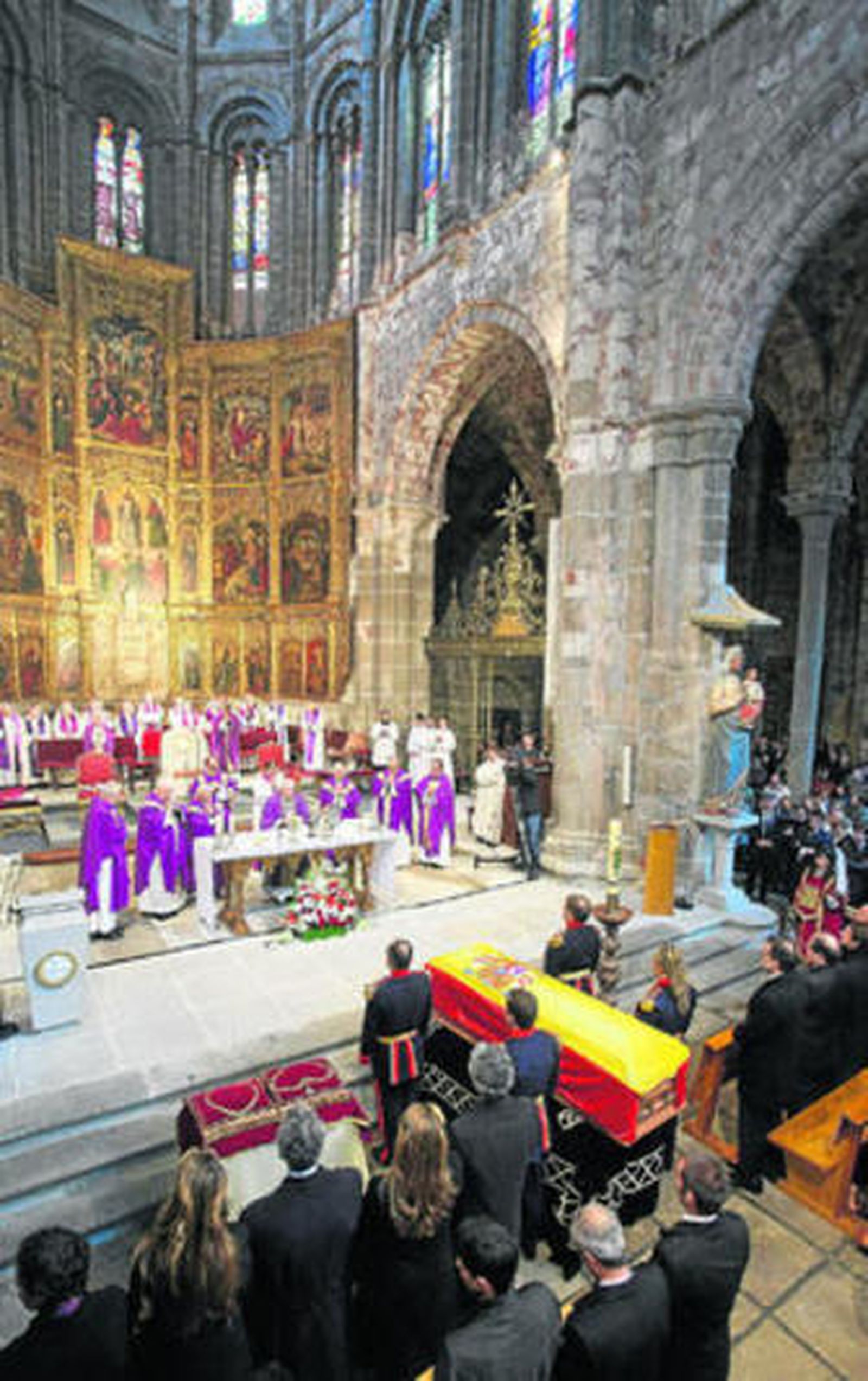 Panorámica del funeral celebrado ayer en la catedral de Ávila por la muerte de Adolfo Suárez.