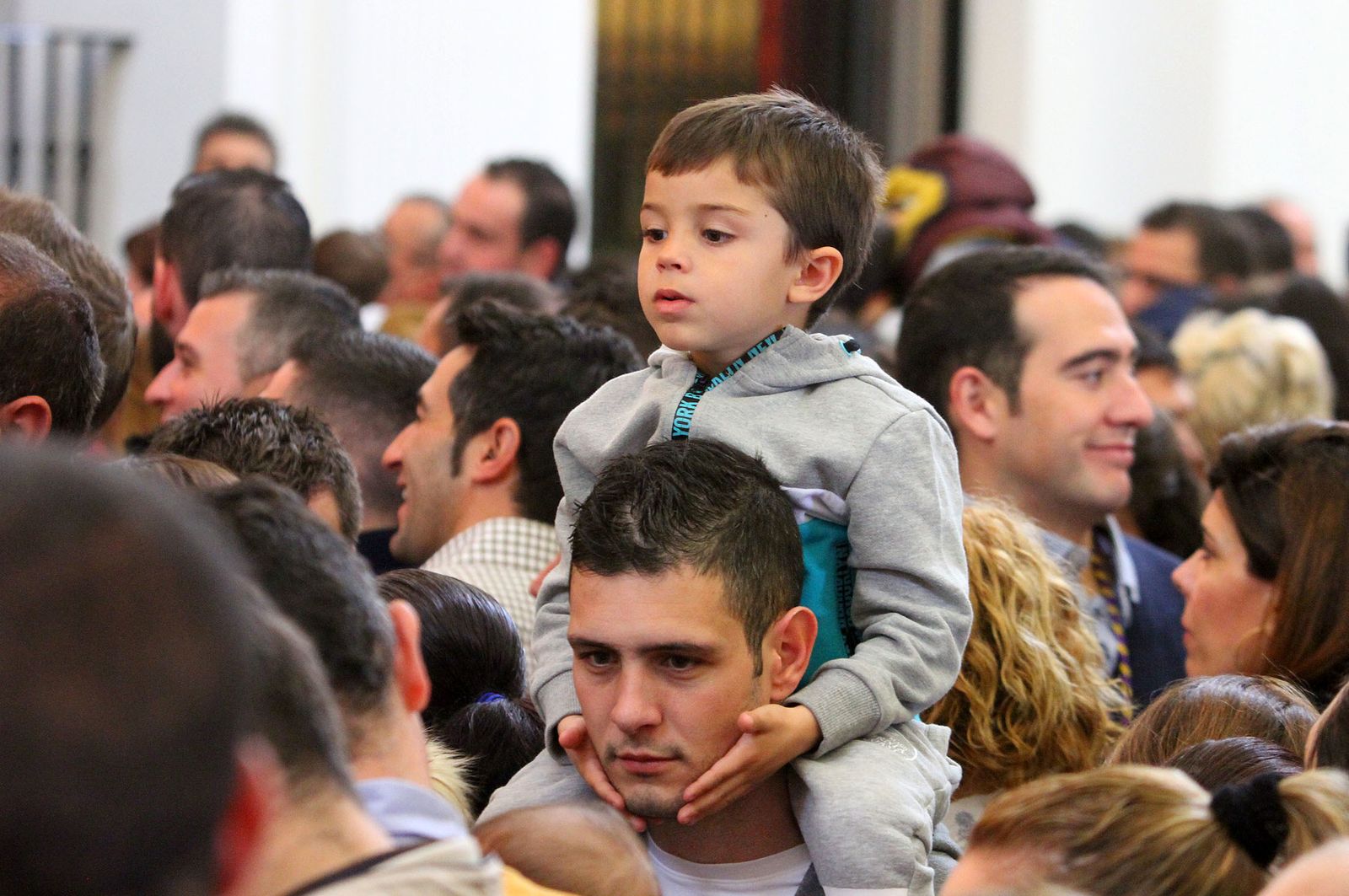 El Rocío celebra La Candelaria con la presentación de los niños a la Virgen, en imágenes
