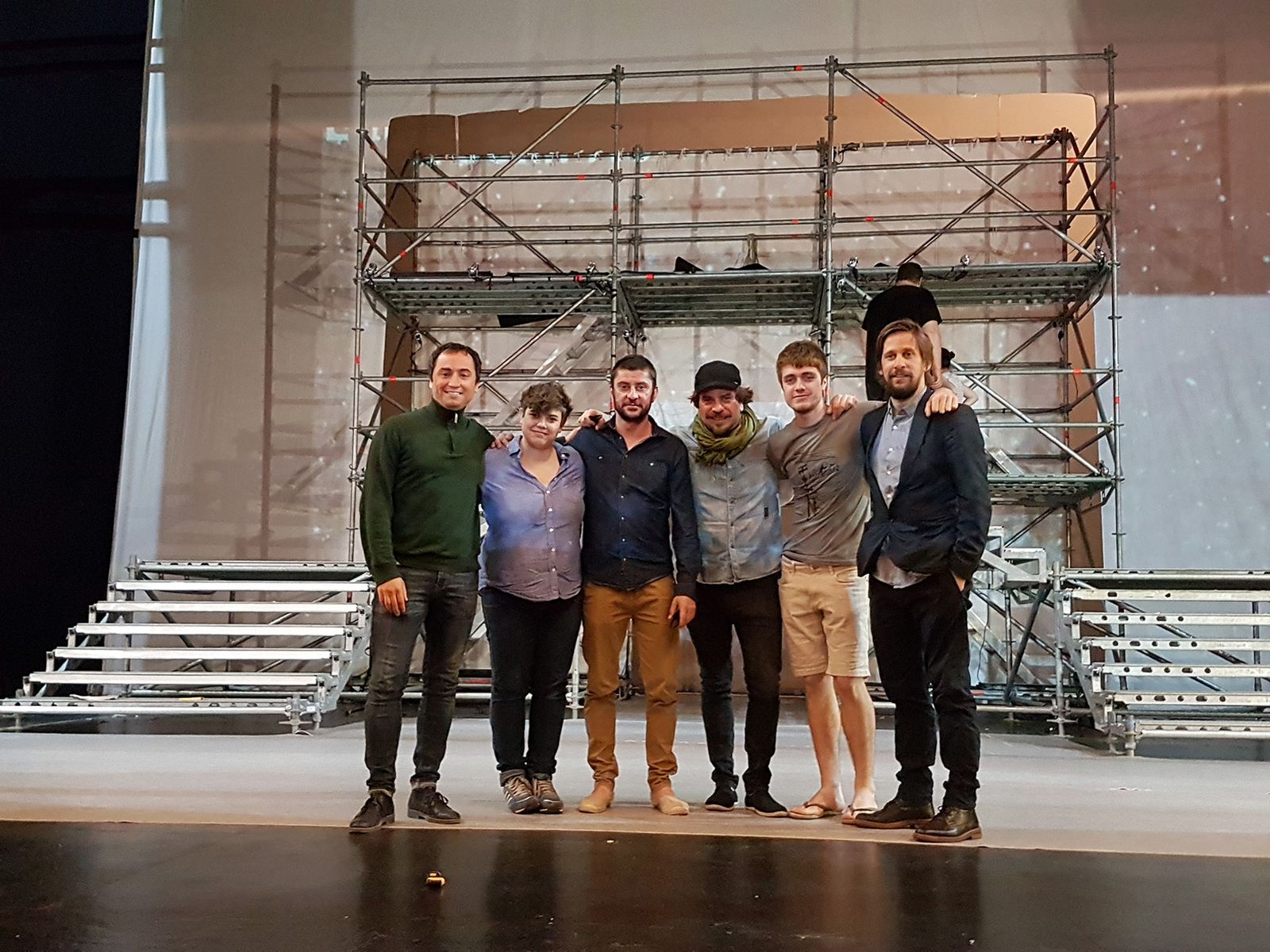 Ricardo Arqueros con Rodrigo Arribas y tres actores de la obra.