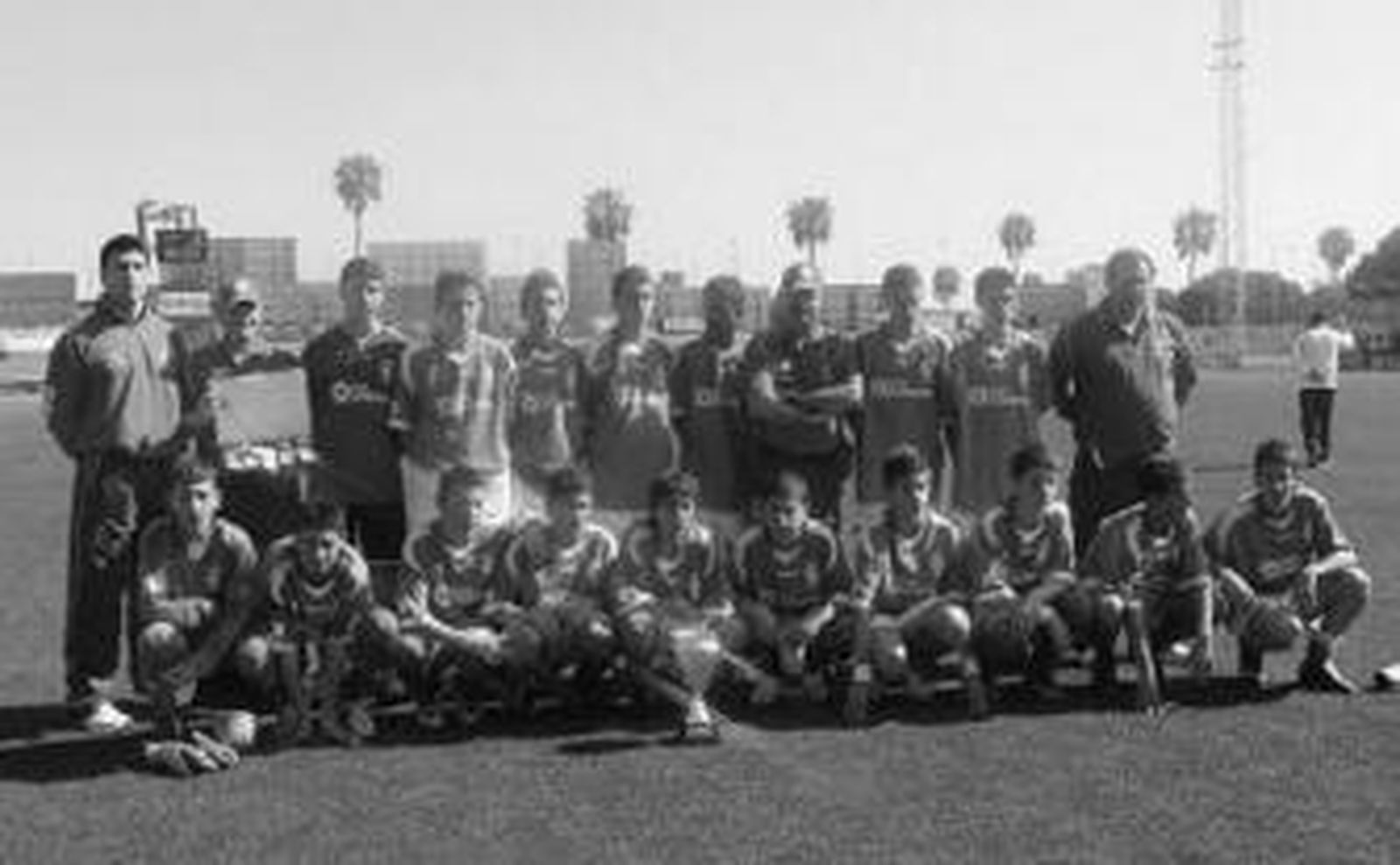 La selección granadina infantil posa con el trofeo obtenido.