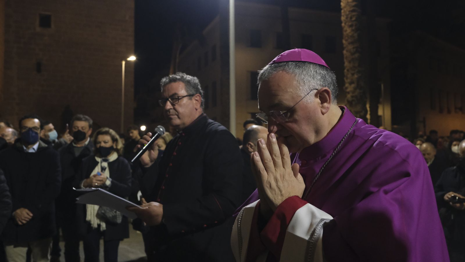 Procesión del Vía Crucis del Santo Cristo de la Escucha en Almería, en imágenes.