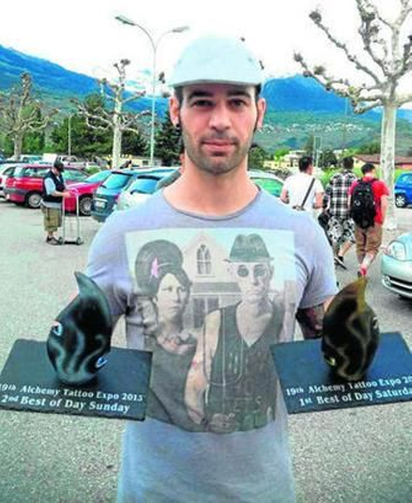 Rodrigo Gálvez con los dos premios obtenidos en Suecia.