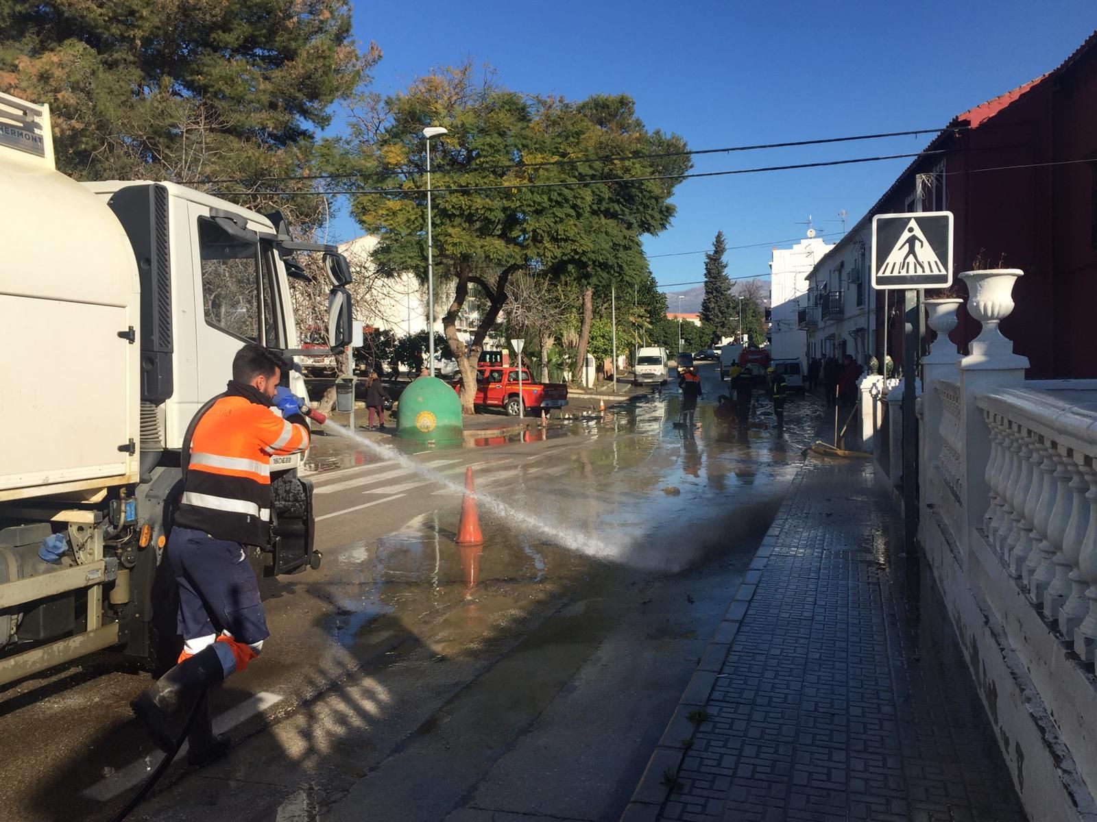 Imágenes de la inundación de El Trapiche, en Vélez-Málaga, por la rotura de una tubería del pantano de la Viñuela.