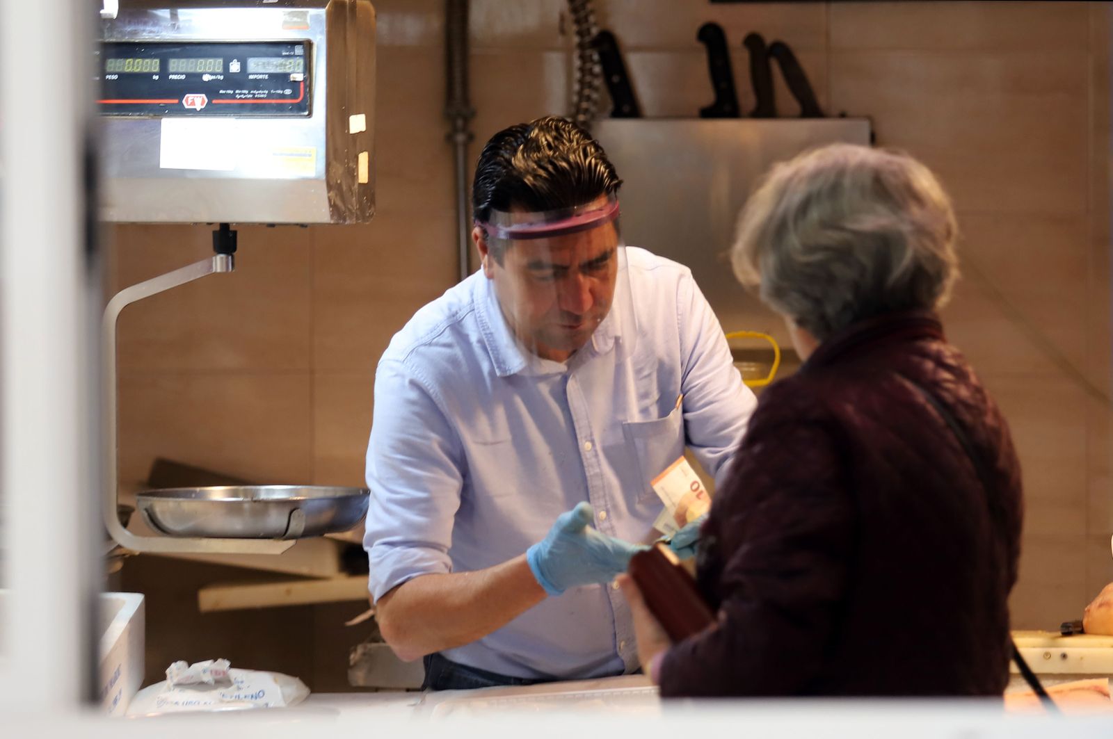 Imágenes de la actividad en las pequeñas tiendas de alimentación, fruterías y pescaderías