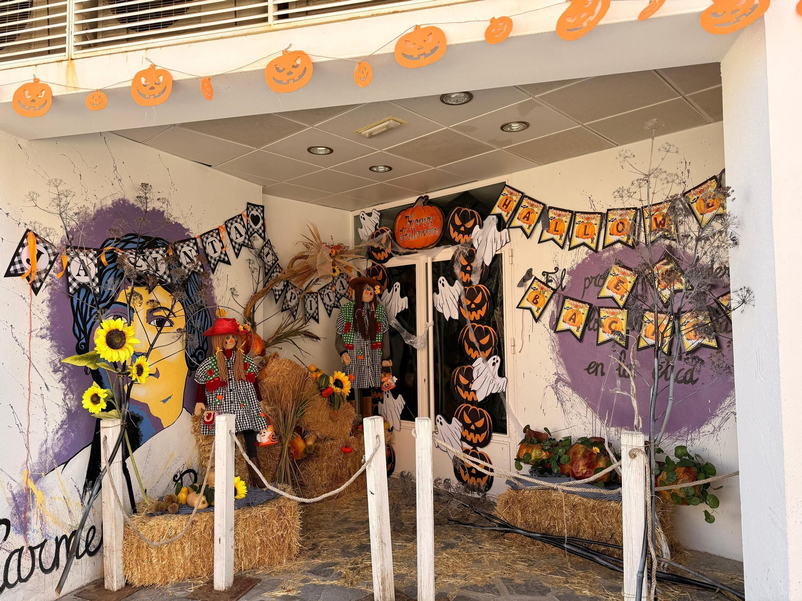 Los 40 vecinos de paja, trapo y cartón de Bacares, en fotos