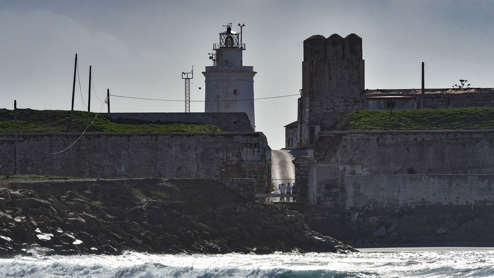 Ambiente en el puente de la Inmaculada en Tarifa, en imágenes