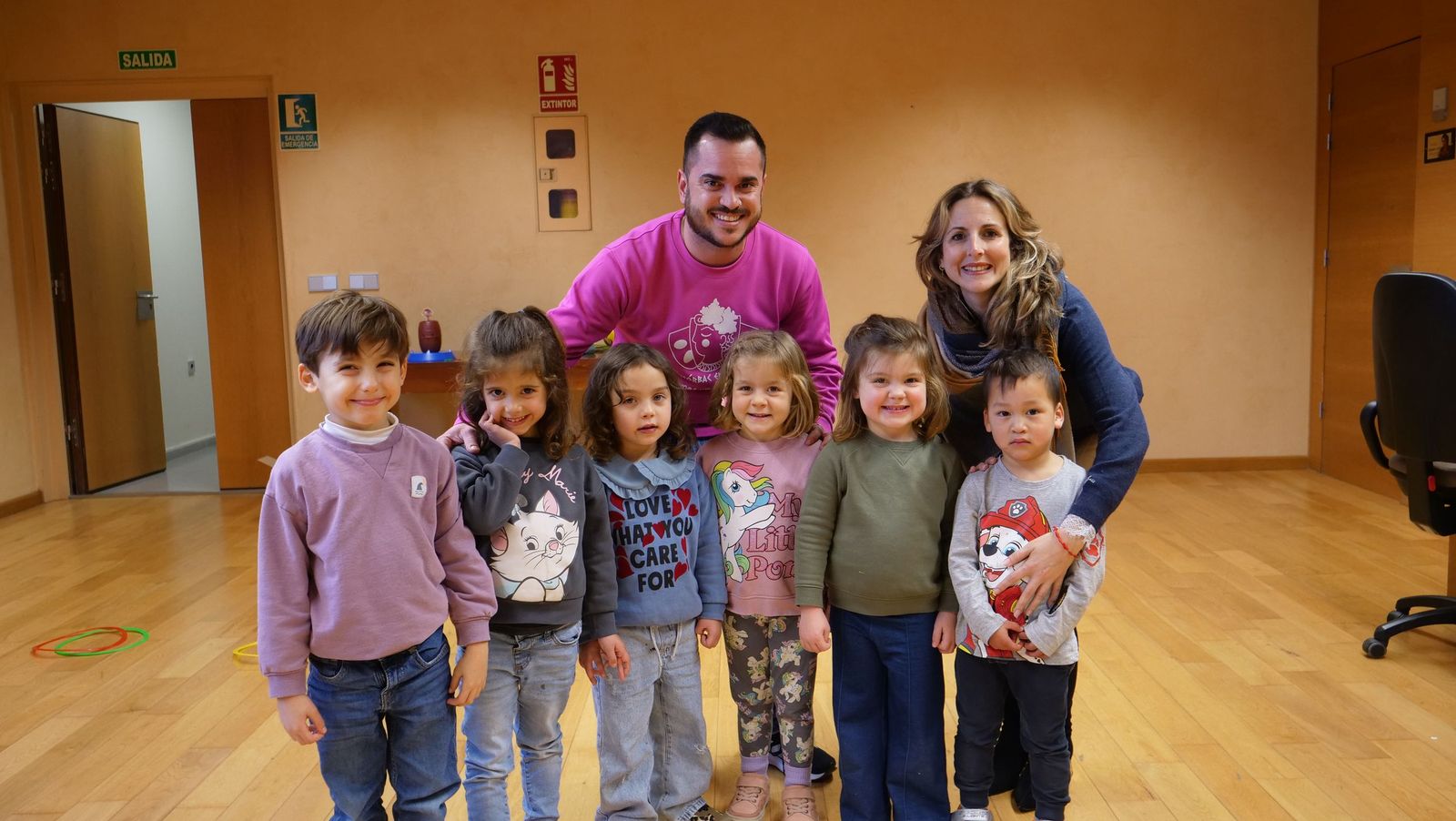 Elena Gómez con un grupo de jóvenes de las Escuelas Municipales de Teatro.
