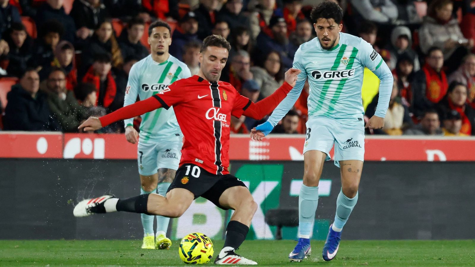 Sergi Darder centra el balón ante Fornals.