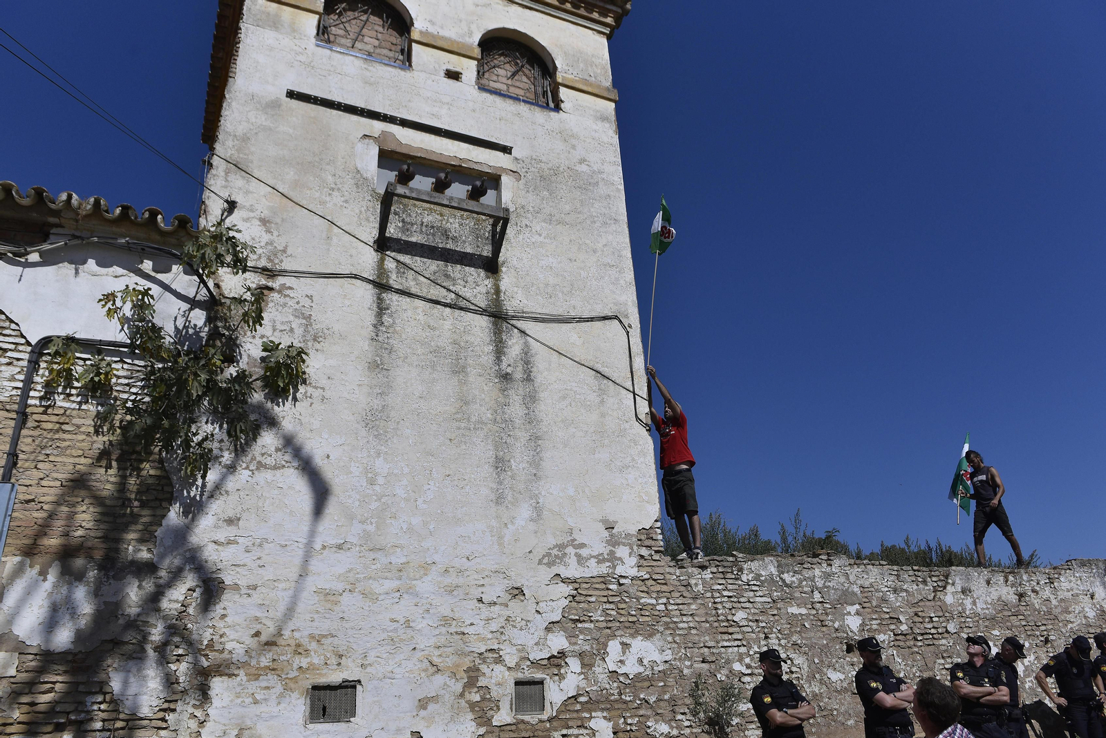 Concentración ante el cortijo Gambogaz, en Camas