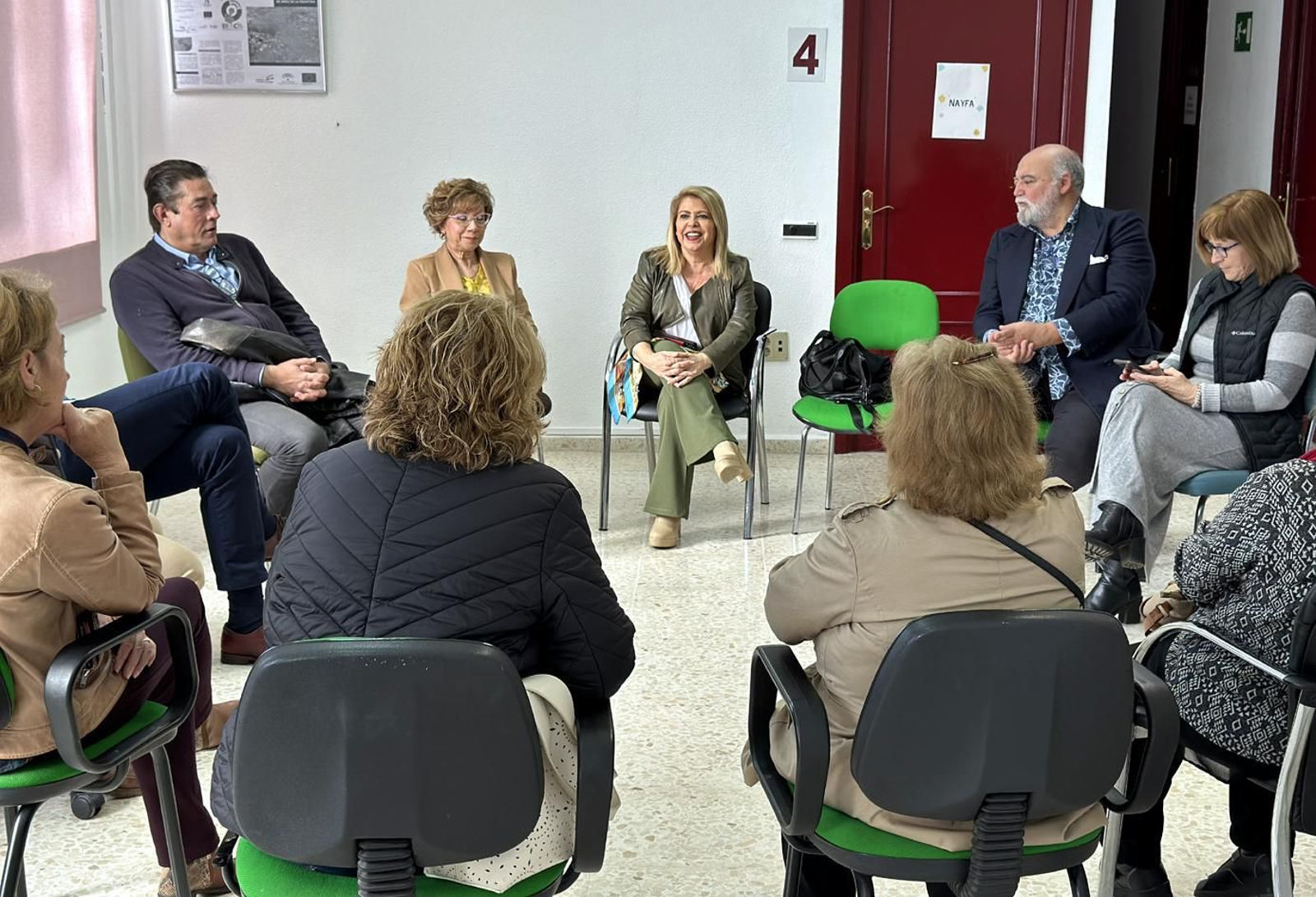 La alcaldesa, Mamen Sánchez, junto a la delegada de Acción Social y Mayores, Carmen Collado, reunida con asociaciones del entorno de Santiago.