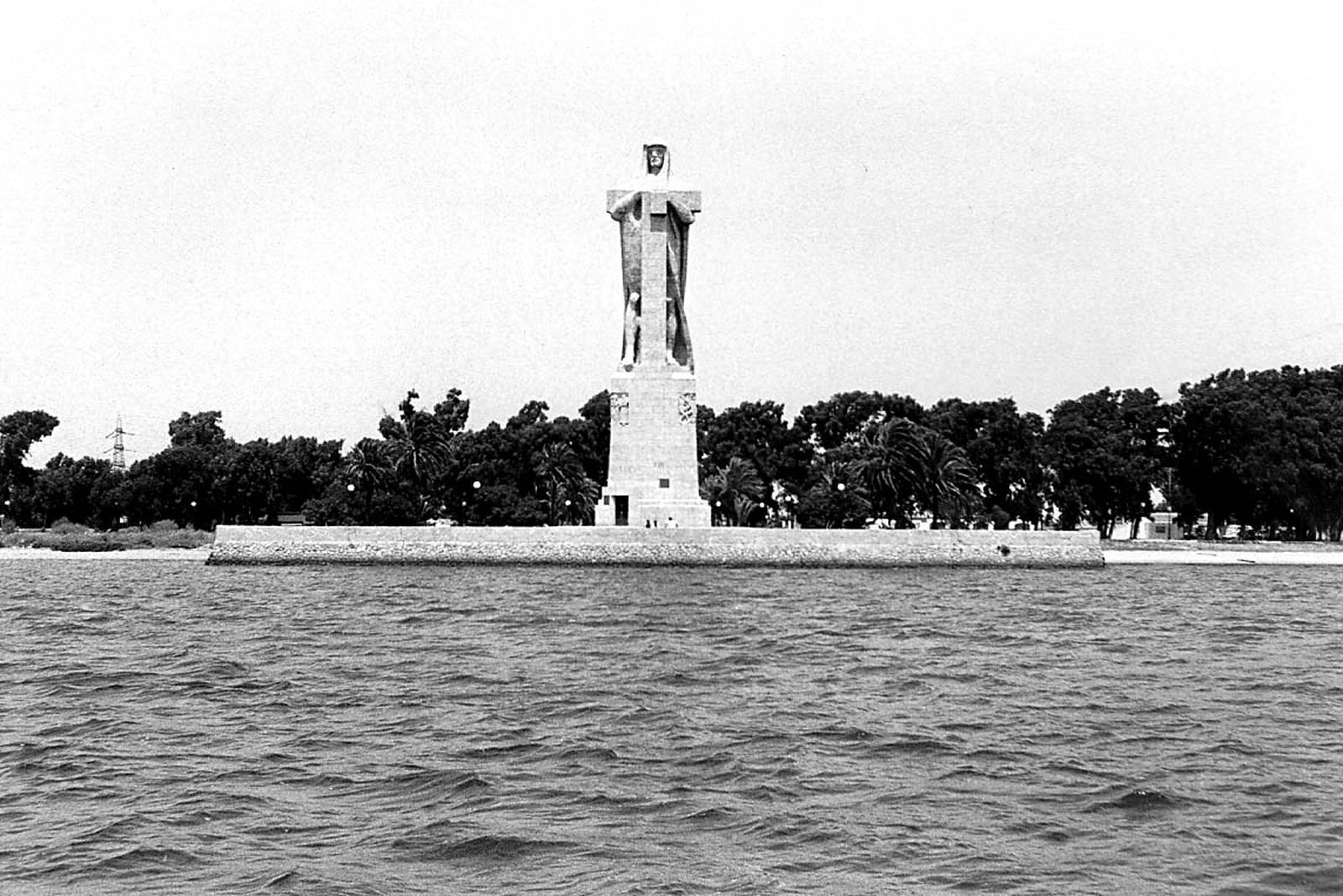 Monumento a Colón en la Punta del Sebo con la ría del Odiel en primer término.