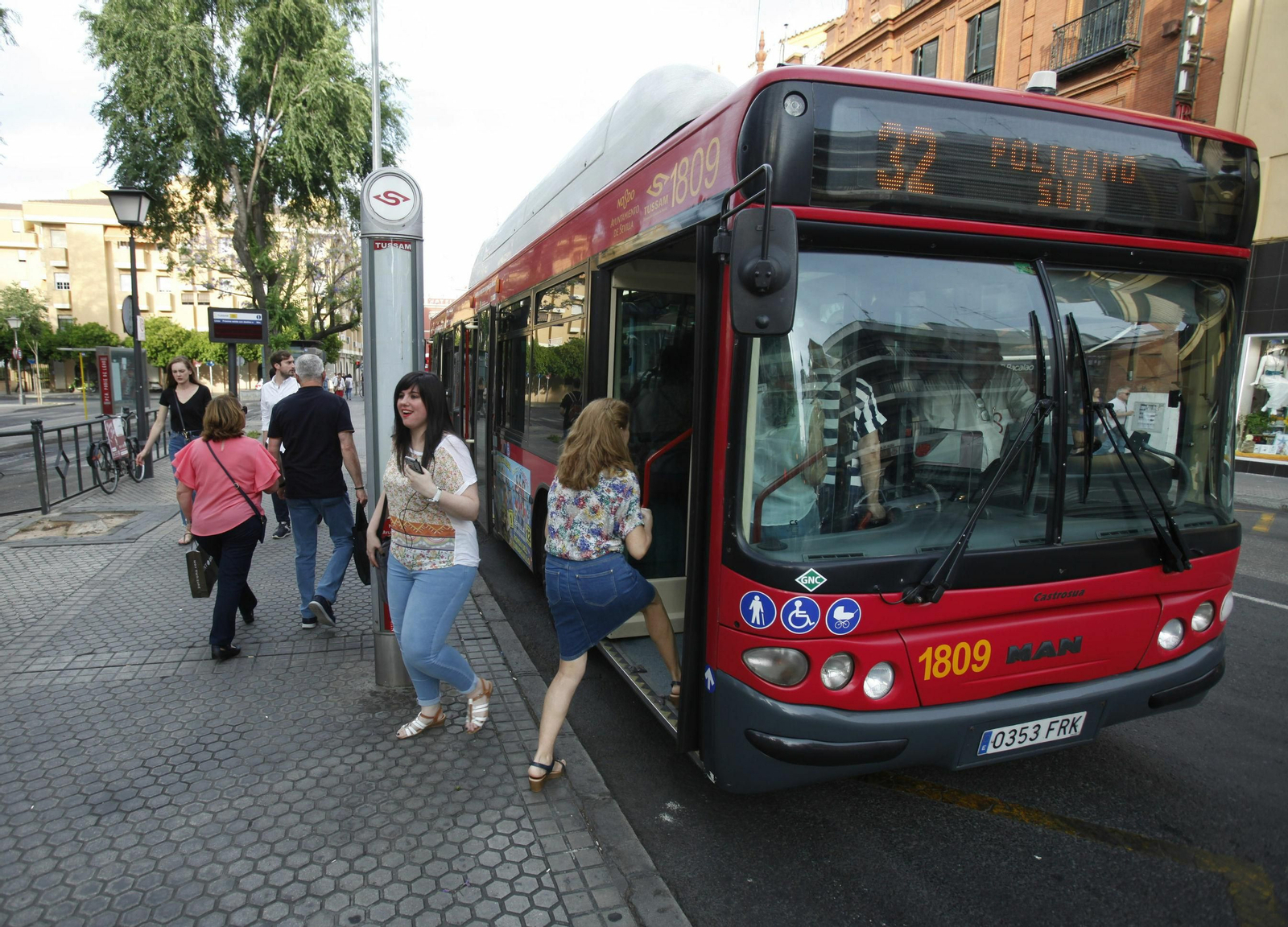 Un autobús de la línea 32, que une el Polígono Sur con la plaza del Duque, en la parada de la plaza de Ponce de León