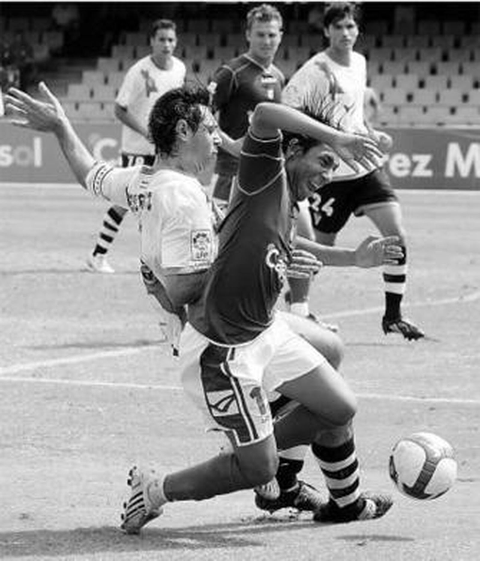 Esta entrada a Sarmiento se reclamó como penalti.