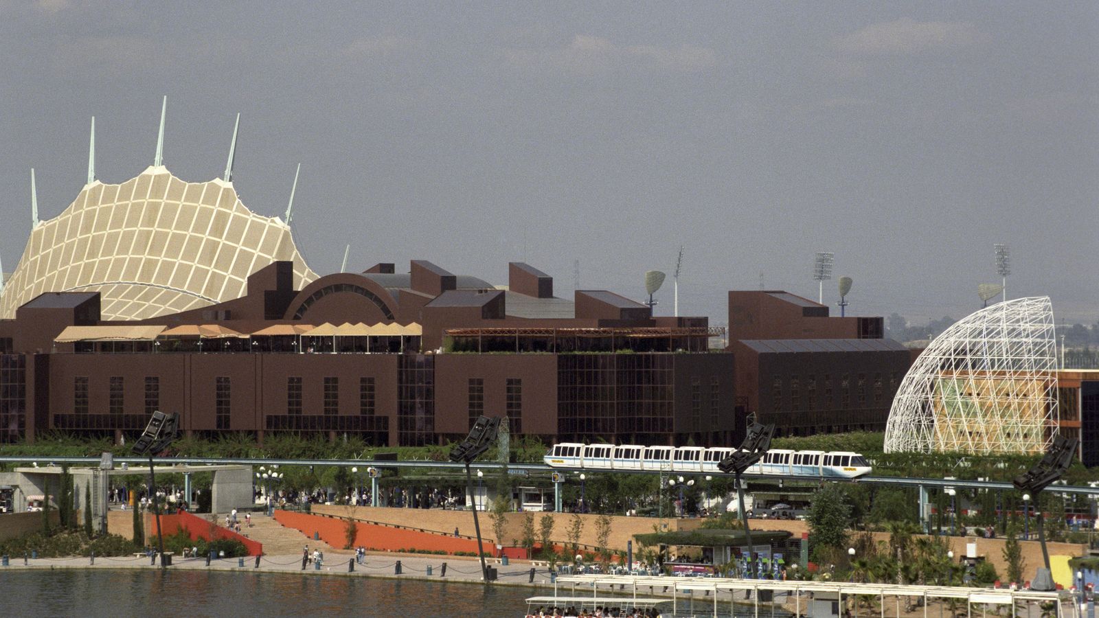 El lago de la Expo, donde tenía lugar un gran espectáculo audivisual cada noche.