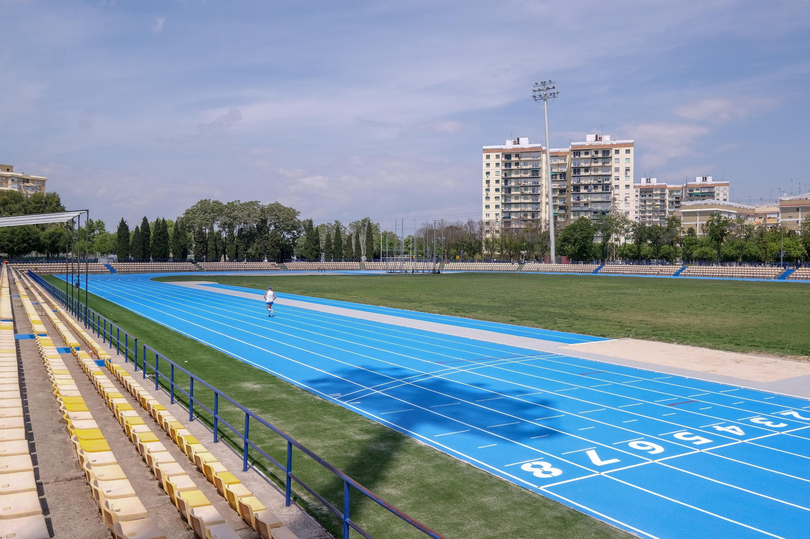 Un corredor usa la nueva pista del Centro Deportivo San Pablo.