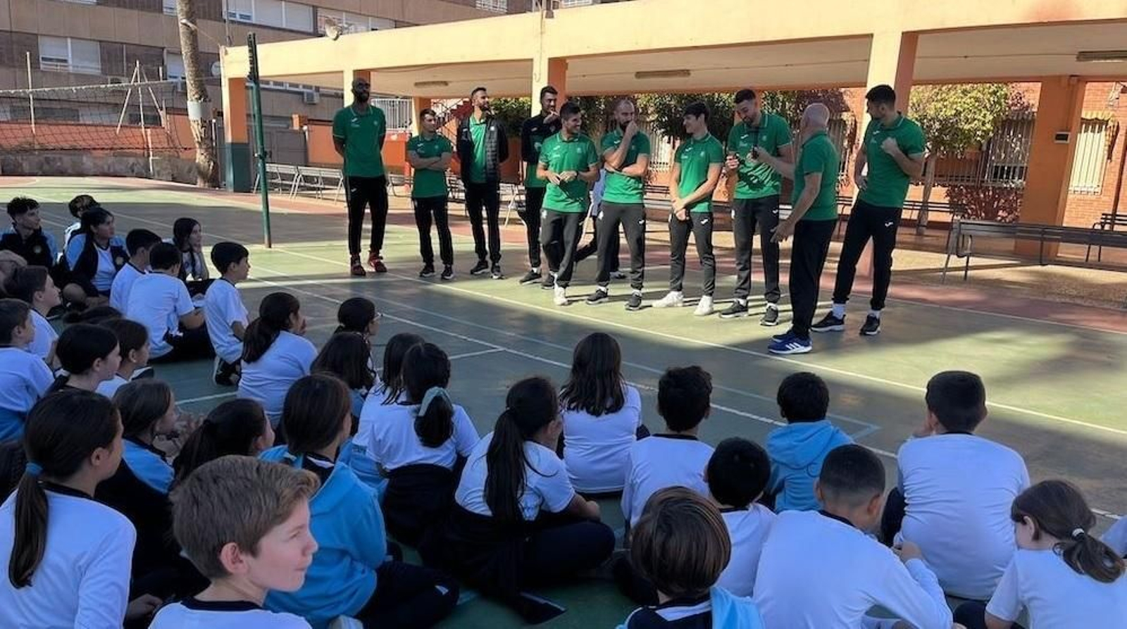 Los escolares escuchan atentamente a los jugadores del conjunto almeriense