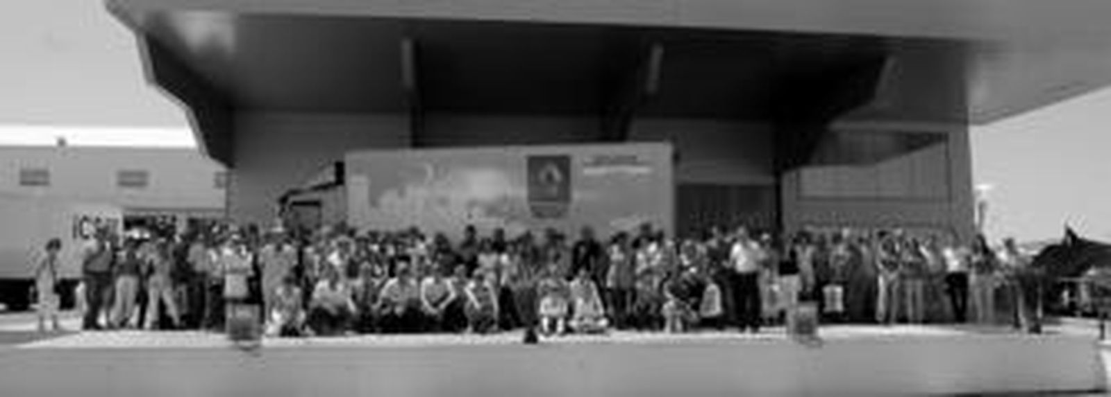 Los profesionales de Renault Trucks posan con un camión ecológico al fondo, ayer en Veinma.