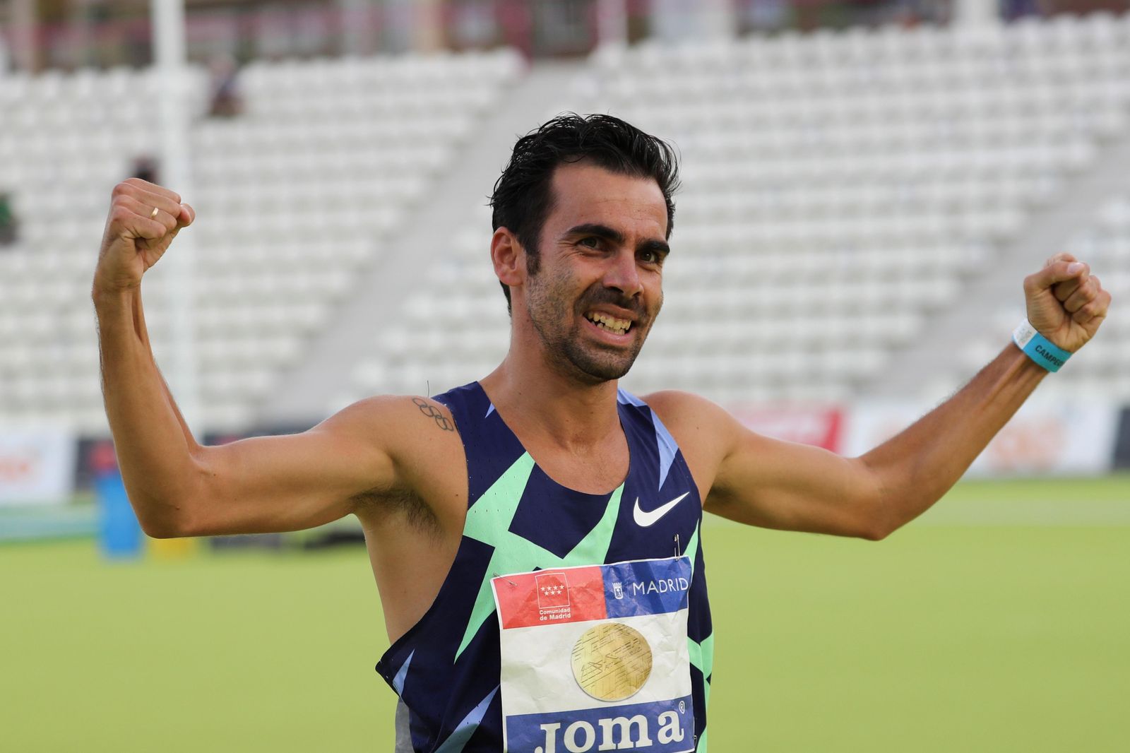 Kevin López festeja su título nacional de 1.500 el pasado mes de septiembre.