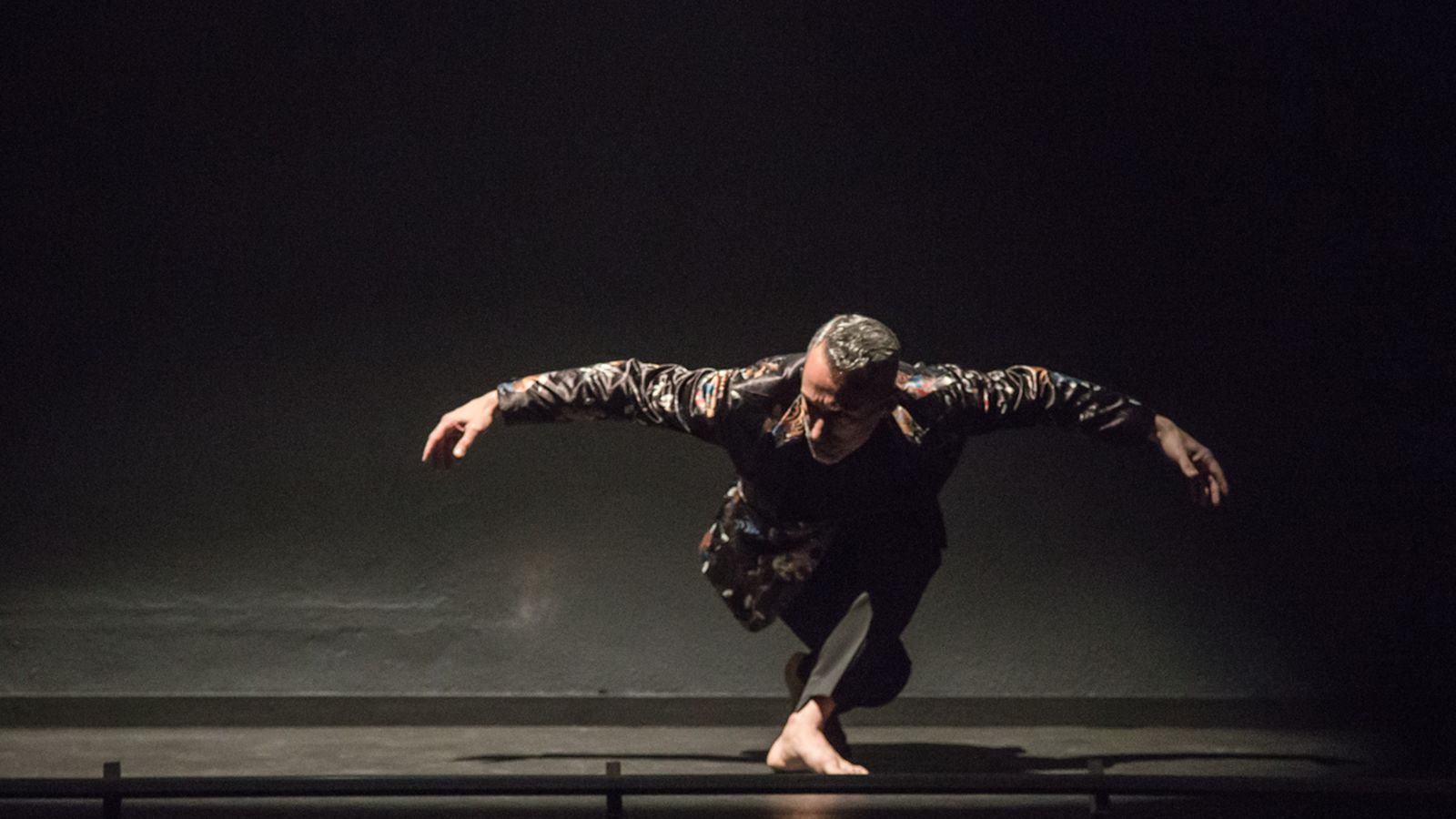 Víctor Zambrana, uno de los coreógrafos más veteranos de esta edición, en un momento de su obra 'Gorrión'.