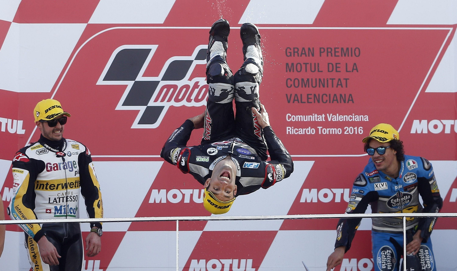 Zarco (c) en el podio tras conseguir la séptima victoria de la termporada