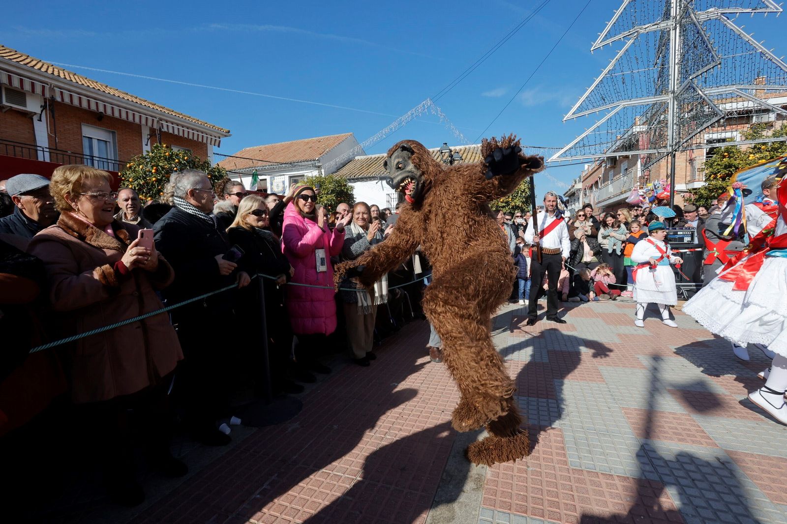 La Danza de los Locos y el Baile del Oso de Fuente Carreteros, en imágenes