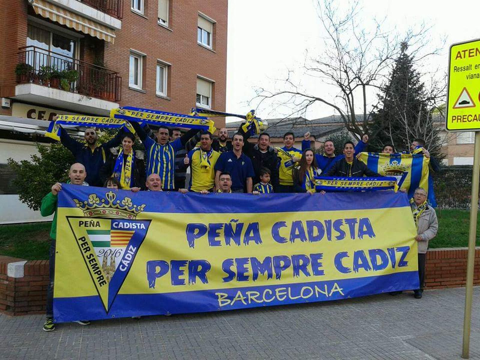 Los miembros de la peña Per sempre Cádiz.