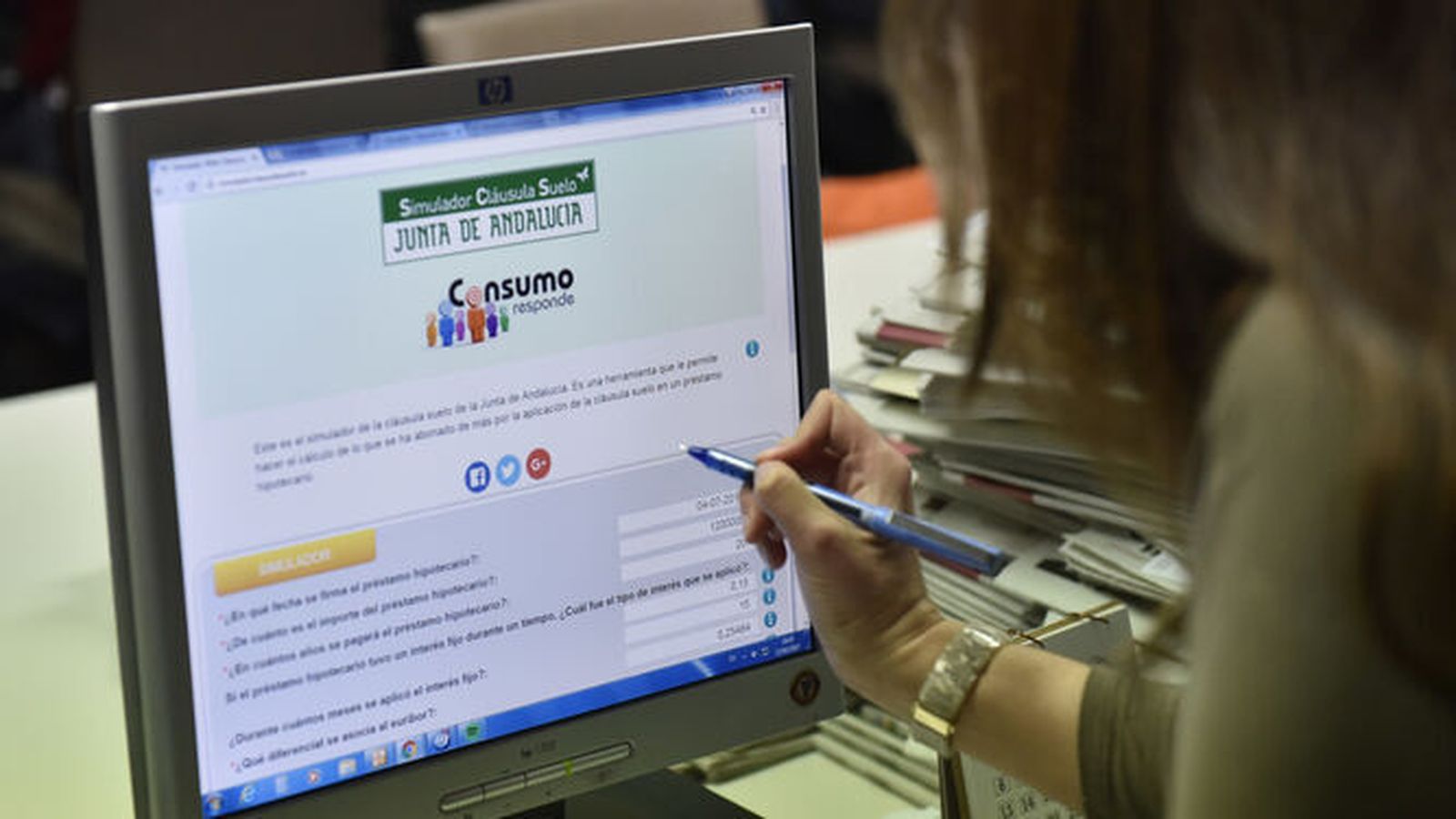 Una persona consulta una página de simulación de cláusulas suelo