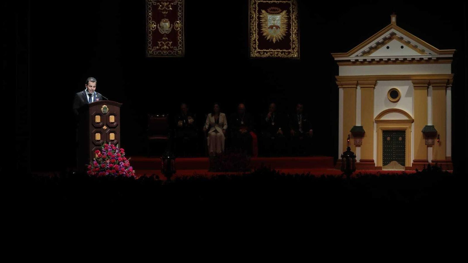 Puesta en escena del Pregón de la Semana Santa, con la réplica de la puerta de la Pastora.