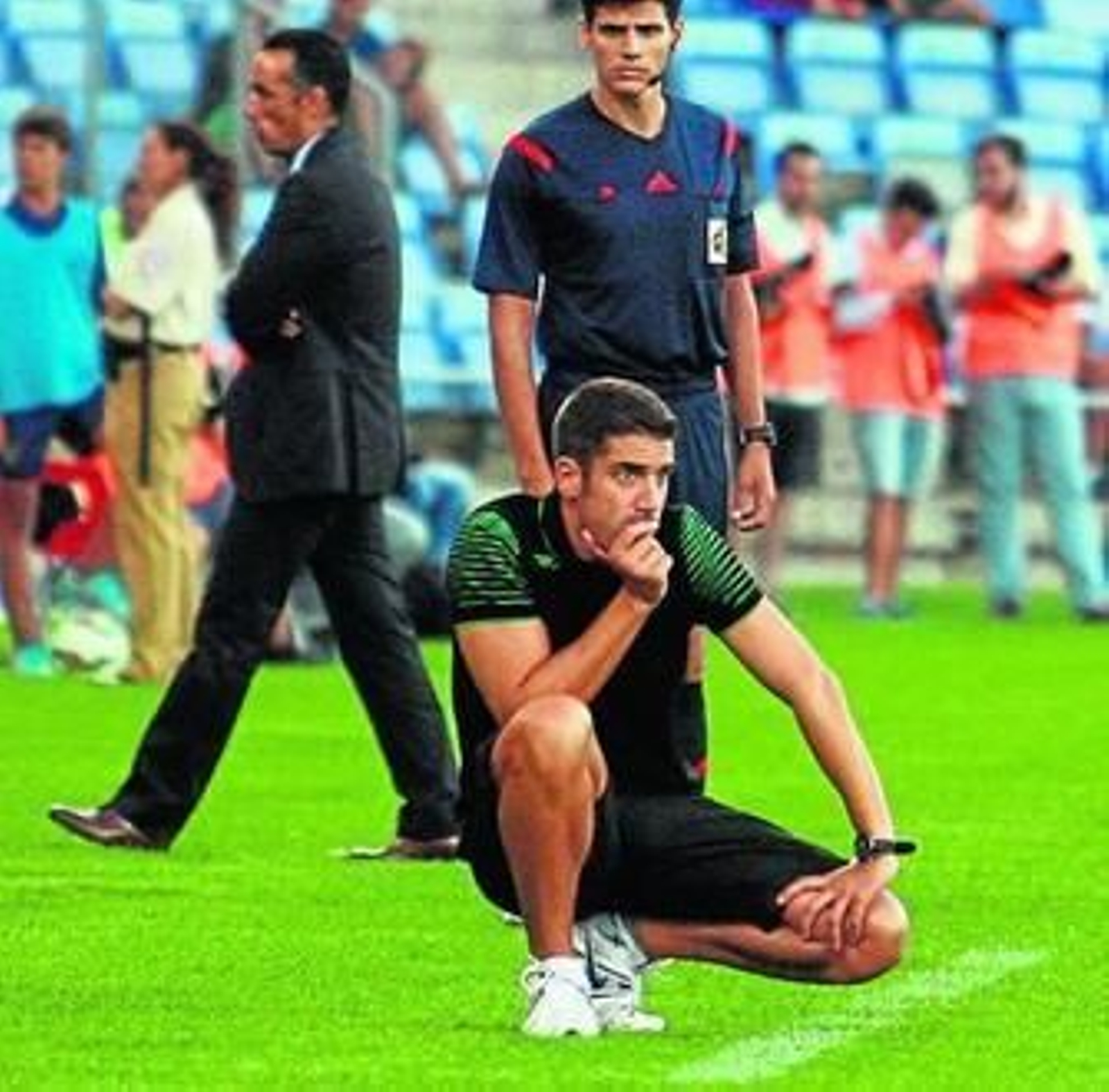 Julio Velázquez, agachado, en el partido ante el Recreativo.