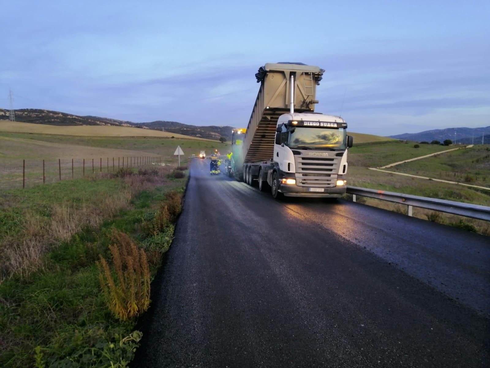 Reparación del firme en las carreteras.