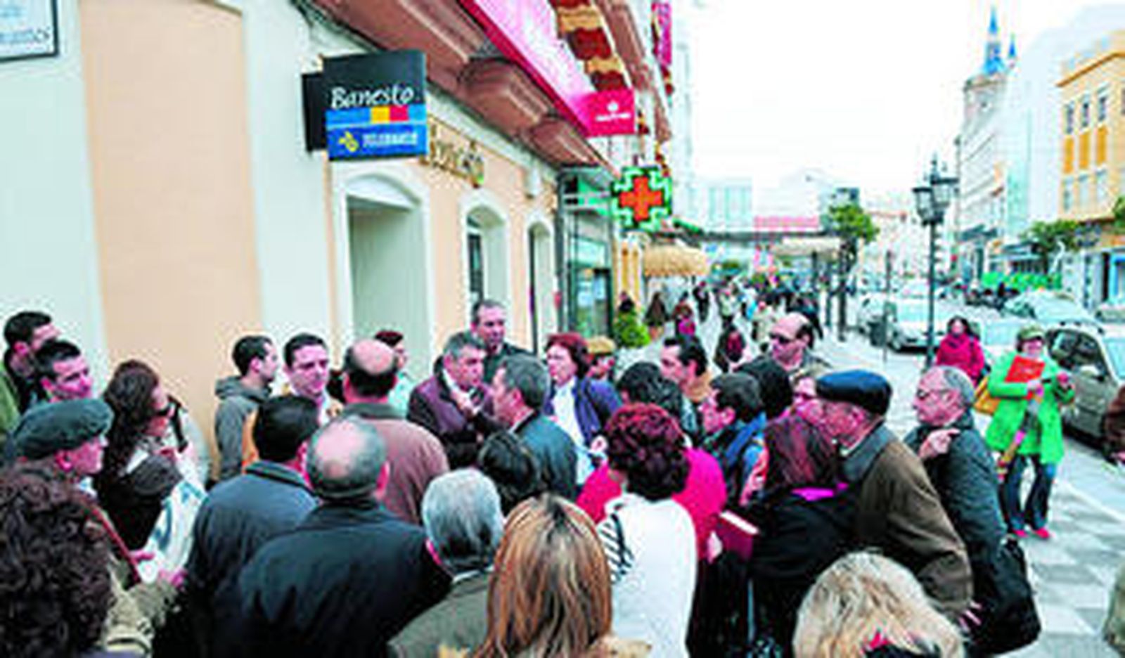 Afectados por la promoción Cala del Sol, ayer ante la sede de Banesto en la calle Real.