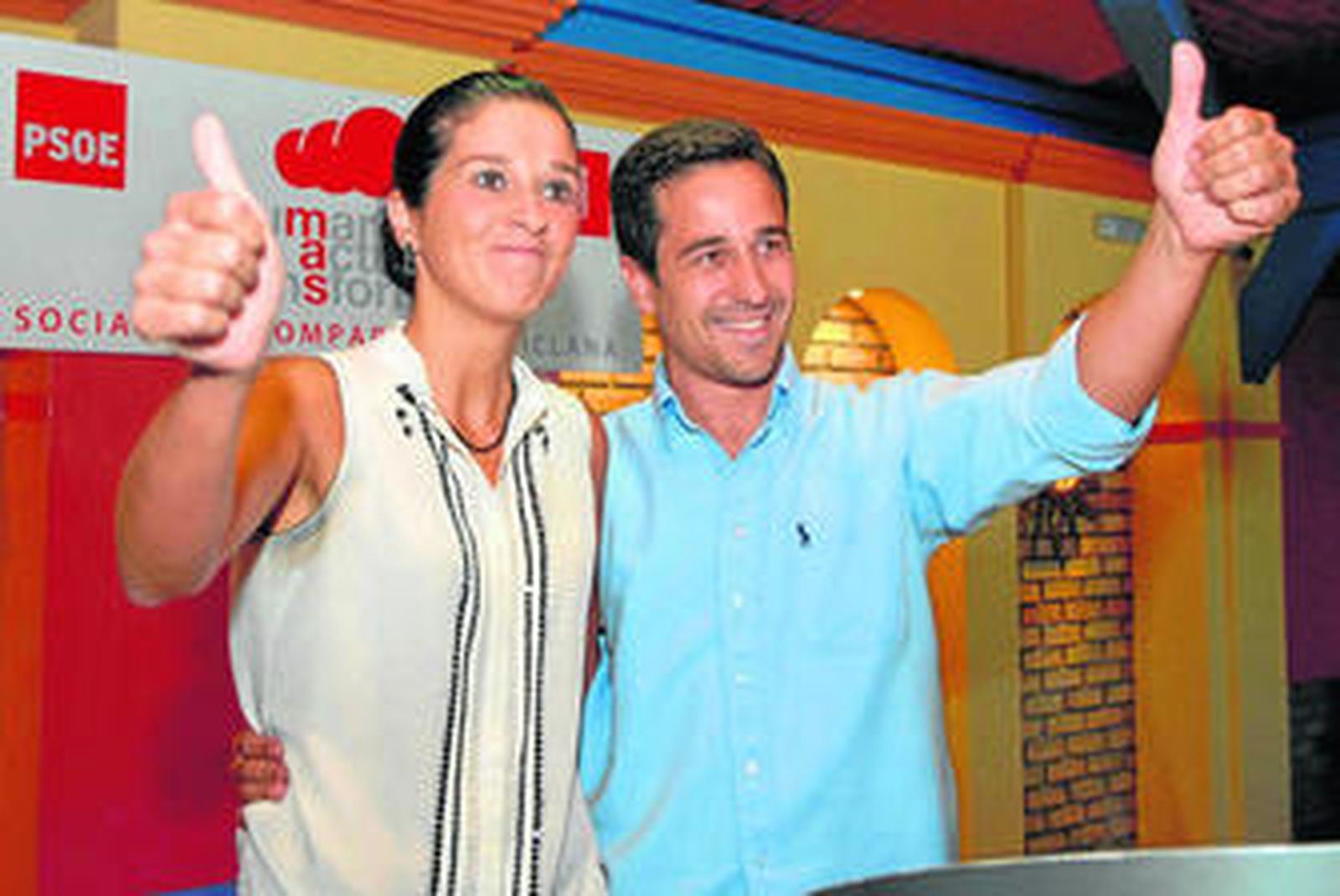 Cristina Saucedo y José Vera saludan a los militantes tras anunciar su candidatura.