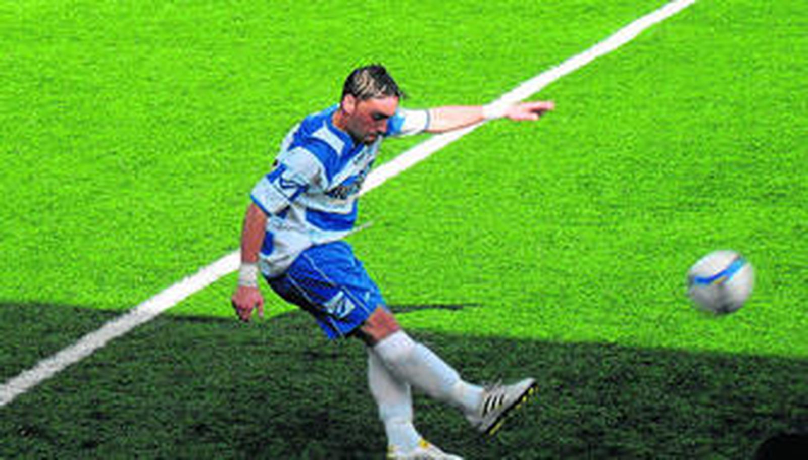 En las imágenes, dos lances del partido disputado ayer entre Medina Arsena y Cumbres Mayores.